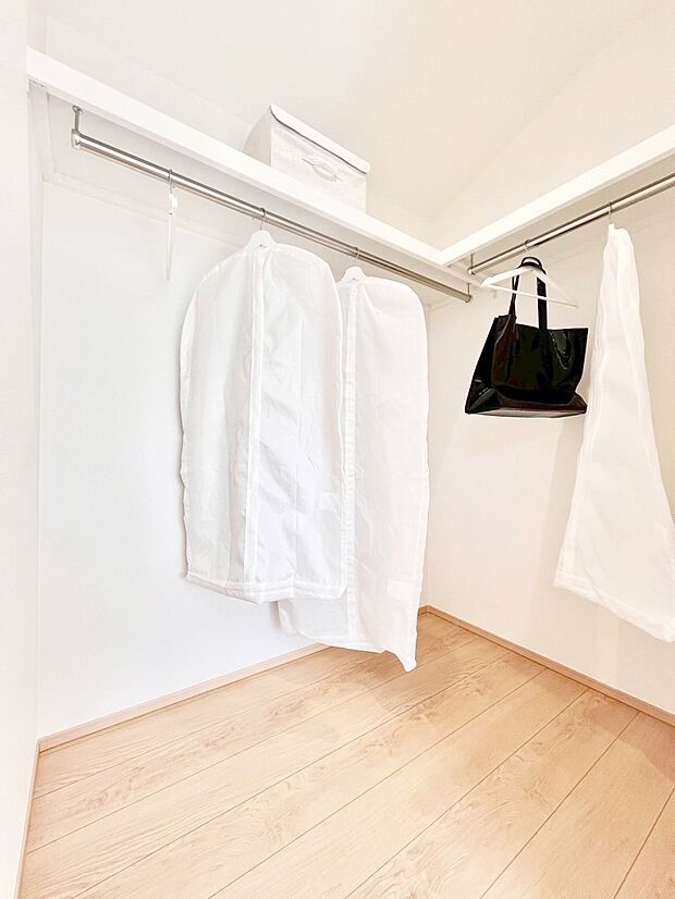 ～Walk-in Closet～　必要なものやコーディネートを一覧して確認でき、身支度や準備が短時間で済むウォークインクローゼットを設置しました。家の中をすっきりとさせる便利な収納スペースです。