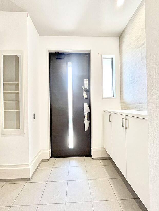 ~Entrance~ 家の中でお客様を迎える最初の場所である玄関は、家の印象そのものです!豊富な玄関収納で、常に綺麗に保つことが出来ます♪玄関にはたっぷり収納の下駄箱を完備!