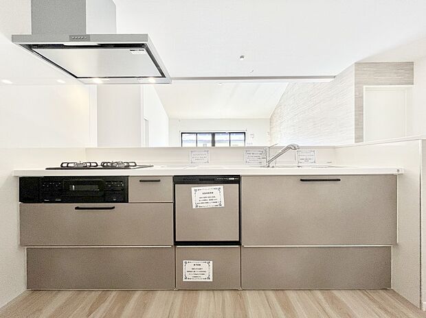 ~Kitchen~ 会話が弾むリビング、料理が愉しくなるキッチン。家は、ただ生活する場ではなく、暮らしを愉しく、快適にする場所。笑顔の毎日、安らぎの日々のために、最新の設備・仕様を採用。