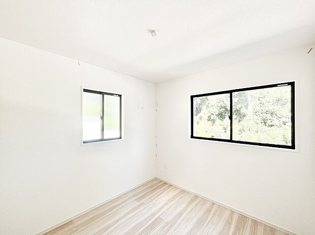 ~Bed Room~ 2面採光を確保した明るい室内は、風通しも良く、大変居心地の良い空間となっております。爽やかな風を感じて起きる朝は、快適生活の始まりに!日当たりや通風がとても良い住まい♪