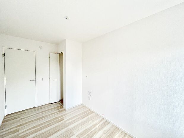 ~Bed Room~ 部屋数が多いのが戸建てのメリットです。ご家族が増えたことで手狭に感じていた住まいも戸建てでは各居室プライバシーを保つことができます。住まいにゆとりが生まれ心もリラックスできます♪