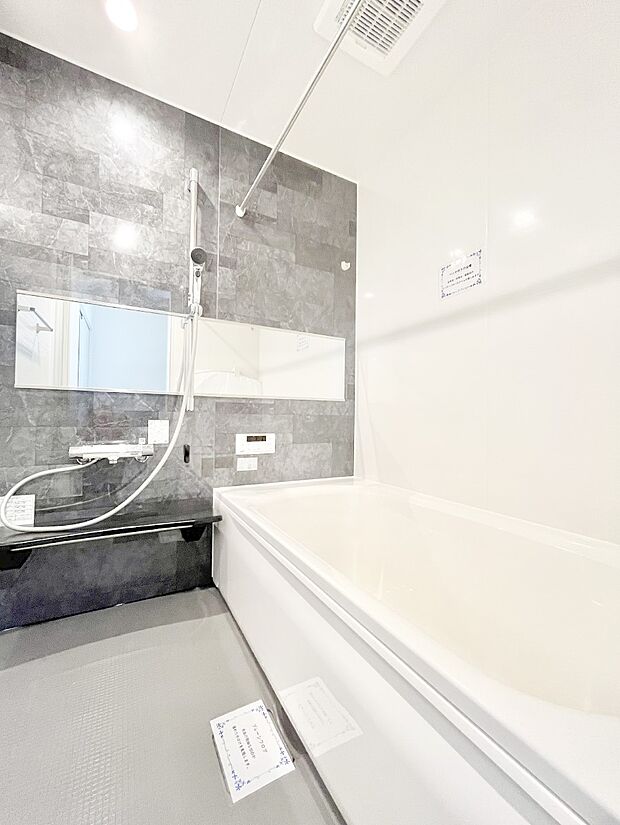~Bath Room~ 落ち着いた雰囲気の浴室で明日に向けてリフレッシュ。浴室乾燥機能も付いているので隣の洗濯機置き場で洗い上がった洗濯物を、雨の日も天気を気にせず乾燥させることも可能です。