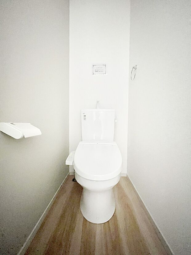 明るく清潔感のあるトイレです。