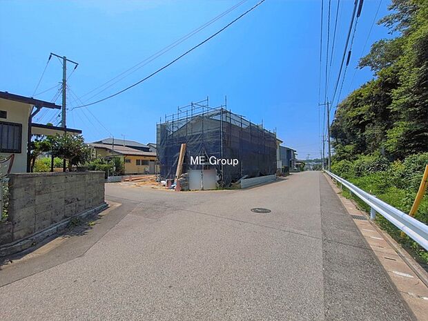 ~Exterior~ 前面道路は閑静な住宅地をはしる車通りの少ない道路。駐車の出し入れもらくらくです!ご不明点・現地見学のご希望は、お気軽にお問い合わせください!