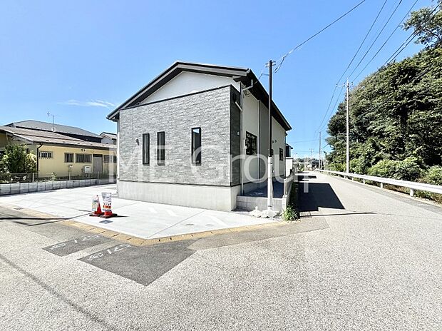 ~Exterior~ 前面道路は閑静な住宅地をはしる車通りの少ない道路。駐車の出し入れもらくらくです!ご不明点・現地見学のご希望は、お気軽にお問い合わせください!