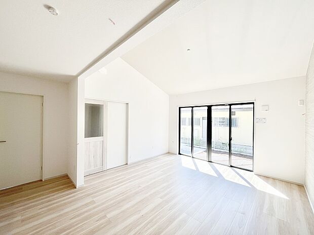 ~Living~ 豊かな陽光がこの場所を照らしだす。光溢れるこの空間はみんなの笑顔が集う場所、時を忘れ、つきることのないたわいもない会話を楽しむ時間、たくさんの思いが綴られる場所。