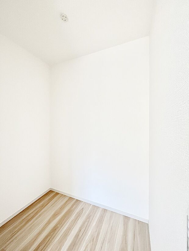 ~Walk-in Closet~ 必要なものやコーディネートを一覧して確認でき、身支度や準備が短時間で済むウォークインクローゼットを設置しました。家の中をすっきりとさせる便利な収納スペースです。