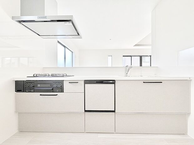 ◆2号棟◆~Kitchen~ 会話が弾むリビング、料理が愉しくなるキッチン。家は、ただ生活する場ではなく、暮らしを愉しく、快適にする場所。笑顔の毎日、安らぎの日々のために、最新の設備・仕様を採用。