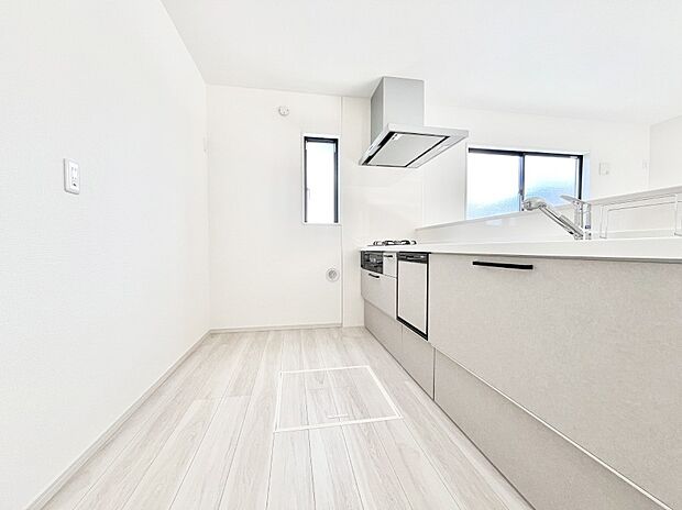 ◆2号棟◆~Kitchen~ 自然光が入る窓のあるキッチン☆毎日使う場所だからこそ、使い勝手を考慮しました。ゆったりとしたキッチンコーナーは質感豊かな仕上がりとなっております。