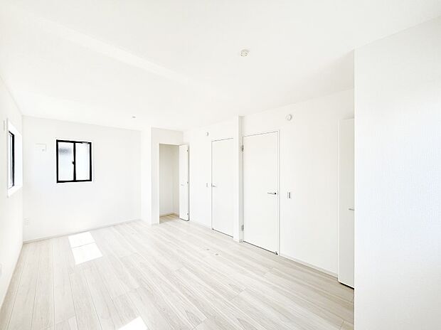◆2号棟◆~Bed Room~ お子様の成長に合わせて住まいのレイアウトも変わります。思春期のプライバシーを重視したり、成長に合わせて机やベットを配置したり。将来を見越しての住まい選びも大切です。