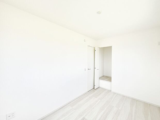 ◆2号棟◆~Bed Room~ 木の温もりがやさしいフローリングは安らぎをもたらすプライベート空間。明るめのフローリングですので、壁紙ともマッチし、お部屋を更に広く見せてくれる効果も。