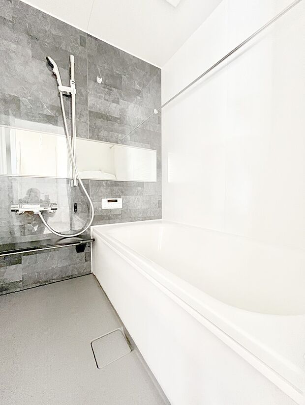 ◆2号棟◆~Bath Room~ 足を伸ばして入浴することが可能!一日の疲れを癒す貴重なバスタイムです。お子様とご一緒でも十分な広さなので、リビングとは違った家族団欒のひと時をお楽しみいただけます。