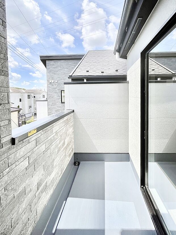 ◆2号棟◆~Balcony~ 大きな空に囲まれた気持ちのいい家。バルコニーを覗くだけで圧倒的な開放感に包まれます。バルコニーは陽がさしこみお布団や洗濯物を気持ちよく干すことができます。