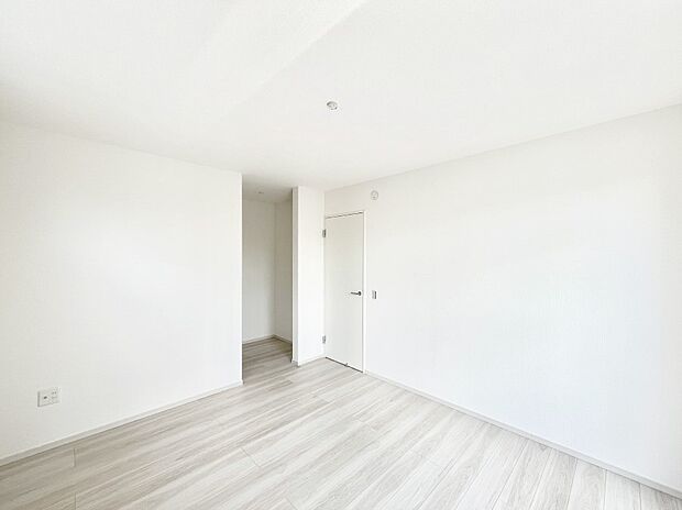 ◆2号棟◆~Bed Room~ 「今日も一日お疲れ様」とご夫婦でゆったりくつろげる寝室。毎日の家事やお仕事に疲れた日はフカフカのベットで癒されてください。テレビや本棚をおいても快適な広さが自慢♪