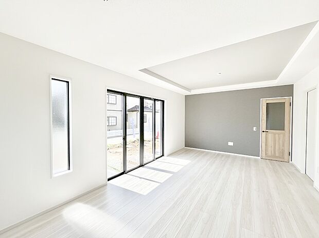 ◆2号棟◆~Living~ 豊かな陽光がこの場所を照らしだす。光溢れるこの空間はみんなの笑顔が集う場所、時を忘れ、つきることのないたわいもない会話を楽しむ時間、たくさんの思いが綴られる場所。