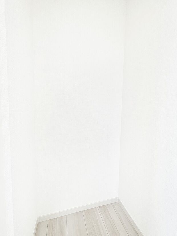 ◆2号棟◆~Walk-in Closet~ たくさんの洋服をかけてもシワになりにくいウォークインクローゼット。洋服以外にも、普段使わない家電やスーツケース、ストック品など何でも片付く嬉しい空間です。