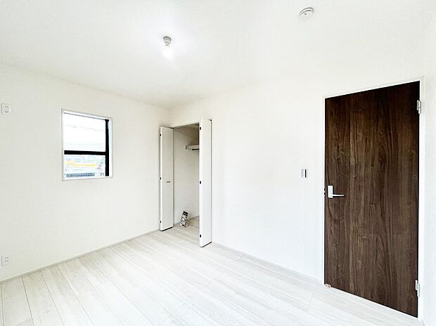 ◆1号棟◆~Bed Room~ 「今日も一日お疲れ様」とご夫婦でゆったりくつろげる寝室。毎日の家事やお仕事に疲れた日はフカフカのベットで癒されてください。テレビや本棚をおいても快適な広さ♪