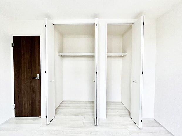 ◆1号棟◆~Closet~ 壁面クローゼットがあればタンスを置く必要がなく、出っ張りのないスッキリ空間を維持できます。限られたスペースを有効に活用できそう。衣類や趣味の品などが収納出来ますね♪