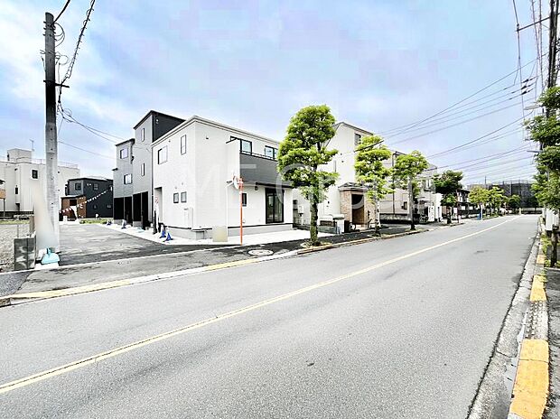 ◆1号棟◆~Exterior~ 前面道路:西11.07m公道、北4.5m私道 住宅地になっているので車量も少なく静かな立地です。子育て環境も良好です♪周辺環境もあわせてご案内させて頂きます。