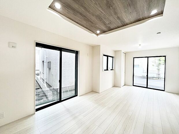 ◆1号棟◆~Living~ 明るい寛ぎの雰囲気に満たされるダイニング。おしゃれなLDK。大きな窓から日差しが差し込むので室内も明るく、家族の憩いの場としてピッタリです。