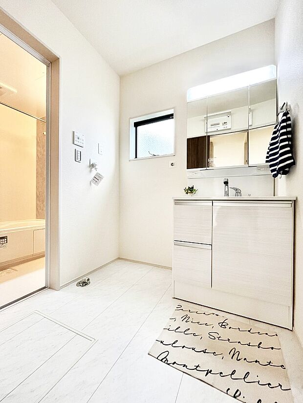◆5号棟◆~Dressing Room~ 清潔感溢れる色合いで統一されていると、スッキリ整った印象をうけます。 鏡の裏にはたっぷりと収納スペースを標準装備!水廻りはシンプルかつ機能性を重視して。