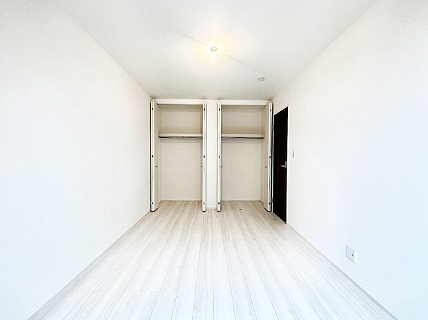◆5号棟◆~Bed Room~ 居室には収納クローゼットを完備!普段使いのお洋服や小物はもちろん、季節物のお洋服などもしっかりと整理整頓おしまい頂けます。 居室空間を広く使用できますね。
