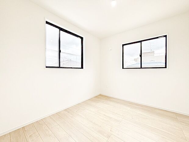 ~Bed Room~ 2面採光を確保した明るい室内は、風通しも良く、大変居心地の良い空間となっております。爽やかな風を感じて起きる朝は、快適生活の始まりに!日当たりや通風がとても良い住まい♪