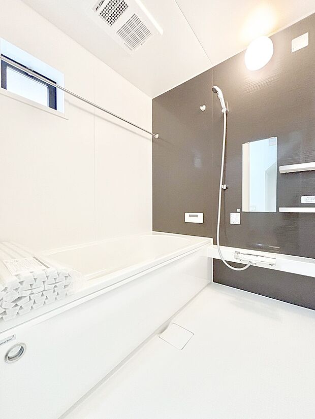 ~Bath Room~ 落ち着いた雰囲気の浴室で明日に向けてリフレッシュ。浴室乾燥機能も付いているので隣の洗濯機置き場で洗い上がった洗濯物を、雨の日も天気を気にせず乾燥させることも可能です。