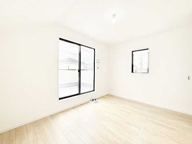 ~Bed Room~ バルコニーからの採光で朝もスッキリ目が覚めそうですね!穏やかな光が差し込む室内には、穏やかな時間が流れます。休日には、落ち着いた空間で自分の趣味を楽しむのはいかがですか。