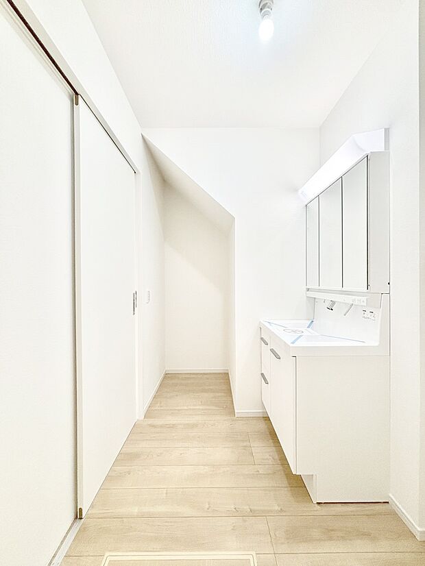 ~Dressing Room~ 十分な大きさの洗面台は収納もさる事ながら、身だしなみチェックや歯磨きなど、朝の慌ただしい時間でもホテルライクなスペースで余裕とゆとりを感じて頂けます。