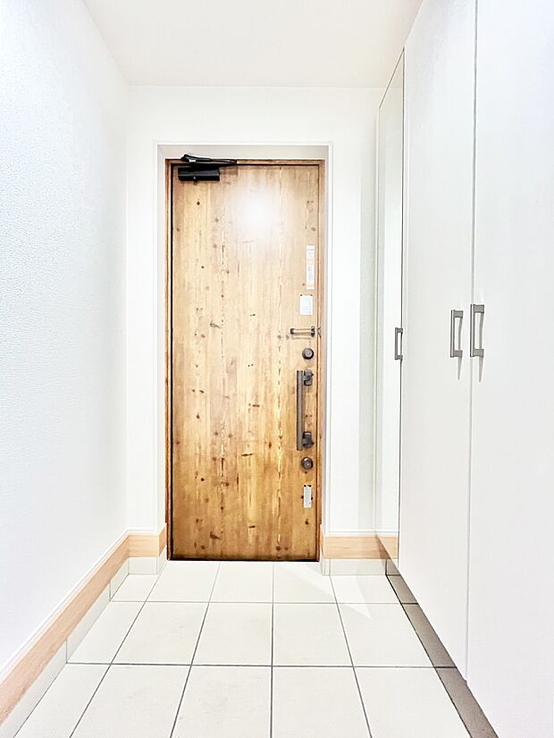 ◆2号棟◆~Entrance~ 家の中でお客様を迎える最初の場所である玄関は、家の印象そのものです!豊富な玄関収納で、常に綺麗に保つことが出来ます♪玄関にはたっぷり収納の下駄箱を完備!