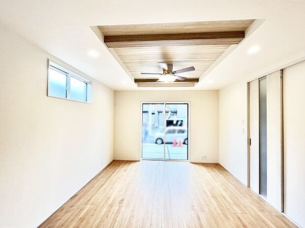 ◆2号棟◆~Living~ 飽きの来ないシンプルでおしゃれなLDK。大きな窓から日差しが差し込むので室内も明るく、家族の憩いの場としてピッタリです。開放感と日当たりの良さを是非ご覧ください!