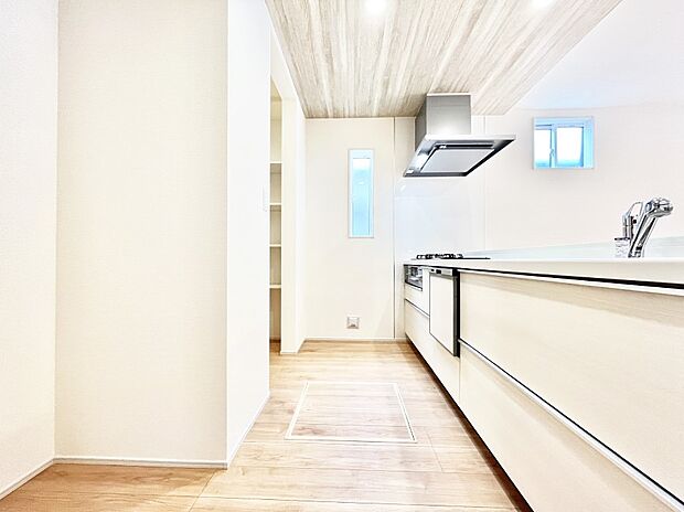 ◆2号棟◆~Kitchen~ 自然光が入る窓のあるキッチン☆毎日使う場所だからこそ、使い勝手を考慮しました。ゆったりとしたキッチンコーナーは質感豊かな仕上がりとなっております。