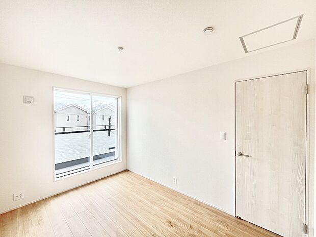 ◆2号棟◆~Bed Room~ マンションと違い部屋数が多いのが戸建てのメリットです。ご家族が増えたことで手狭に感じていた住まいも戸建てでは各居室プライバシーを保つことができます。