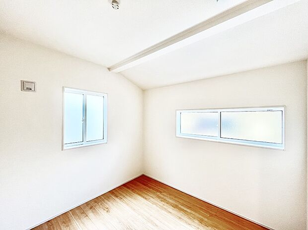 ◆2号棟◆~Bed Room~ 子供部屋はお子様にとって大変重な役割があります。子供一人で過ごす空間を与えることで、宿題や勉強時間も自然と増えまた自ら部屋の片付けや掃除なども促すことに繋がります。