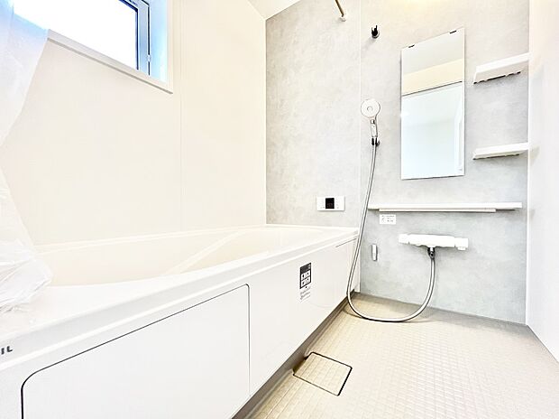 ◆2号棟◆~Bath Room~ 足を伸ばして入浴することが可能!一日の疲れを癒す貴重なバスタイムです。お子様とご一緒でも十分な広さなので、リビングとは違った家族団欒のひと時をお楽しみいただけます。