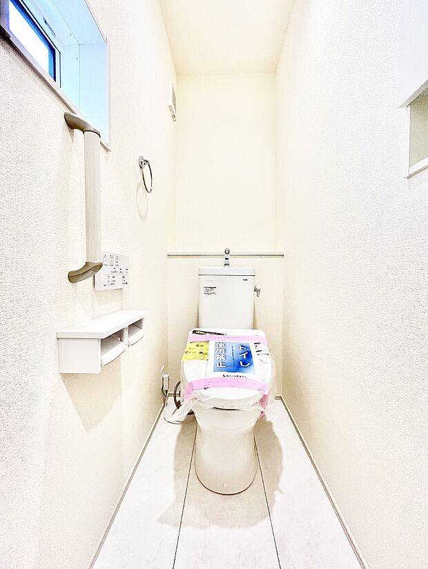 ◆2号棟◆~Toilet~ 清潔感のある水回り♪トイレはウォシュレット付きです◎トイレは毎日使わざるを得ないもの。いつも清潔を保ちたいですね。トイレが2ヶ所あるので朝の混雑時に便利です!