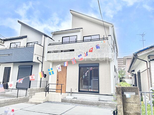 ◆2号棟◆~Exterior~ 充分な広さがあり、心地良く寛げる安らぎのお住まいです。窓も多く換気環境も良好で、明るく開放感ある空間が広がっています。ご家族皆さまがゆったり過ごせる快適な住まいです!