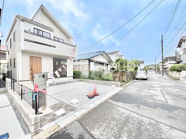 ~Exterior~ 前面道路:南 5.9m 公道 前面道路は閑静な住宅地をはしる車通りの少ない道路。駐車の出し入れもらくらくです!ご不明点・現地見学のご希望は、お気軽にお問い合わせください!