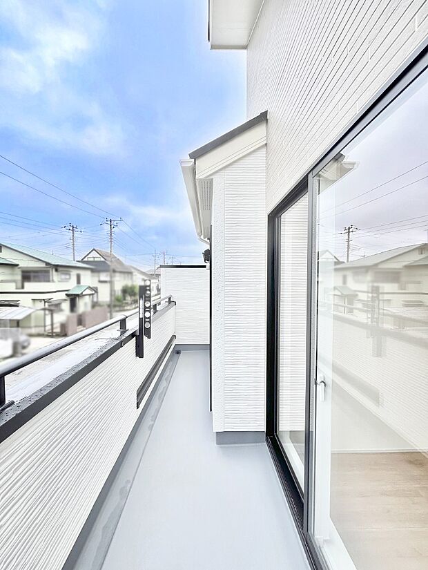 ◆2号棟◆~Balcony~ 南向きのバルコニーの前には雲以外に太陽を遮るものがありません。お洗濯物も乾きやすく、何より明るく気持ちのいい光が入ってきます。使いやすく開放的なバルコニーです♪