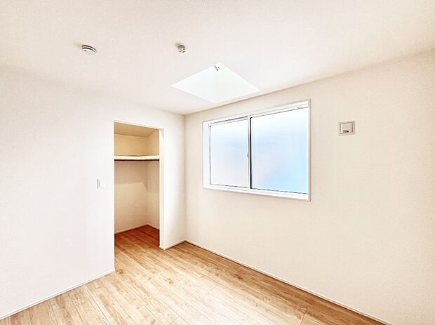 ◆2号棟◆~Bed Room~ 全居室には収納クローゼットを完備!普段使いのお洋服や小物はもちろん、季節物のお洋服などもしっかりと整理整頓おしまい頂けます。 居室空間を広く使用できますね。
