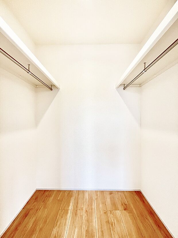 ◆2号棟◆~Walk-in Closet~ たくさんの洋服をかけてもシワになりにくいウォークインクローゼット。洋服以外にも、普段使わない家電やスーツケース、ストック品など何でも片付く嬉しい空間です。