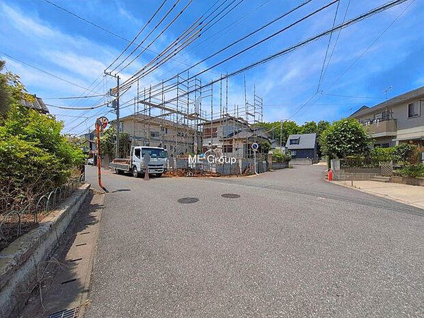 ~Exterior~ 北 6m 公道、東 6m 前面道路が広いため駐車しやすい!ストレスフリーでカーライフを楽しめそうですね。毎日の運転も安心して快適に行えます。