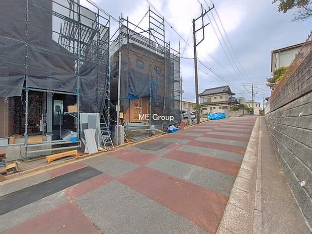 ~Exterior~ 前面道路:西 6m 公道、北 5.9m 公道 低層の一戸建てを中心とした街並みが整然と続き、周辺は高い建物が建っていないので、緑の多い閑静な趣を感じる環境です。