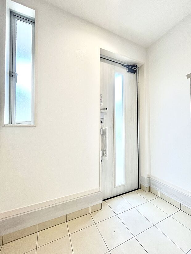 ◆2号棟◆~Entrance~ 玄関は家の顔といわれますが我が家のセンスをさりげなく感じさせる魅力ある玄関造りも楽しみの一つ。帰宅する度に家族がほっとできる心地よい空間造りも大切ですね♪