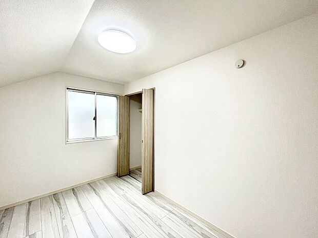 ◆2号棟◆~Bed Room~ 全居室には収納クローゼットを完備!普段使いのお洋服や小物はもちろん、季節物のお洋服などもしっかりと整理整頓おしまい頂けます。 居室空間を広く使用できますね。