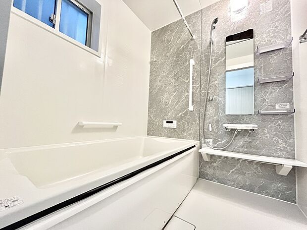 ◆2号棟◆~Bath Room~ 窓付きのバスルームは、採光もあり明るく気持ちの良い空間です。窓があることで、換気環境も良好。ゆったり寛げるバスルームで、毎日のバスタイムが楽しみになりそうです。
