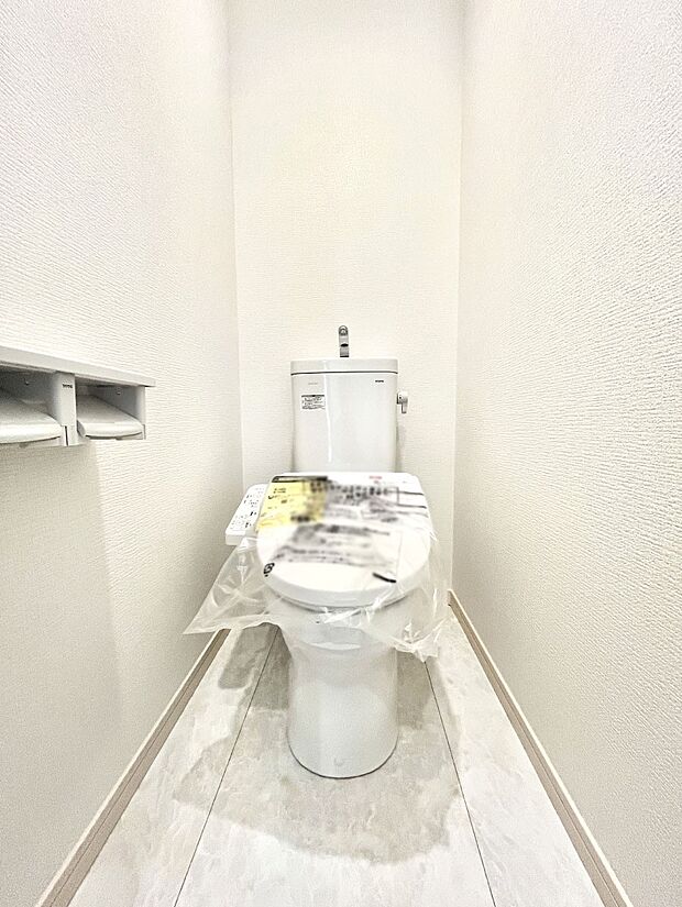 ◆2号棟◆~Toilet~ 清潔感のある水回り♪トイレはウォシュレット付きです◎トイレは毎日使わざるを得ないもの。いつも清潔を保ちたいですね。トイレが2ヶ所あるので朝の混雑時に便利です!
