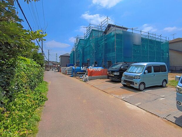 ~Exterior~ 前面道路:北西 4.6m 公道 前面道路は閑静な住宅地をはしる車通りの少ない道路。駐車の出し入れもらくらくです!ご不明点・現地見学のご希望は、お気軽にお問い合わせください!