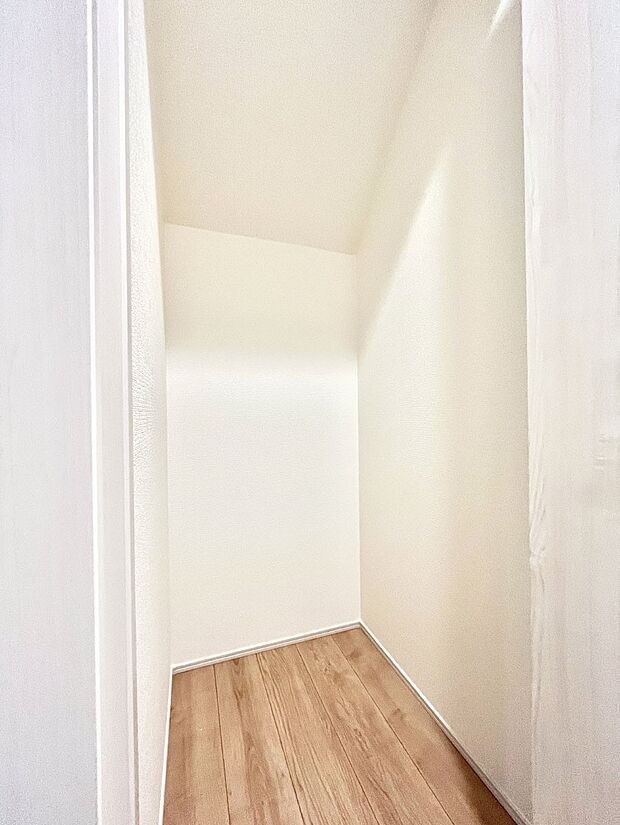 玄関ホール収納です。掃除道具やお出かけ用グッズの収納に便利です。